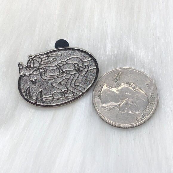 🔮 5/$25 Disney Goofy Skiing Chaser Pin - Picture 2 of 3